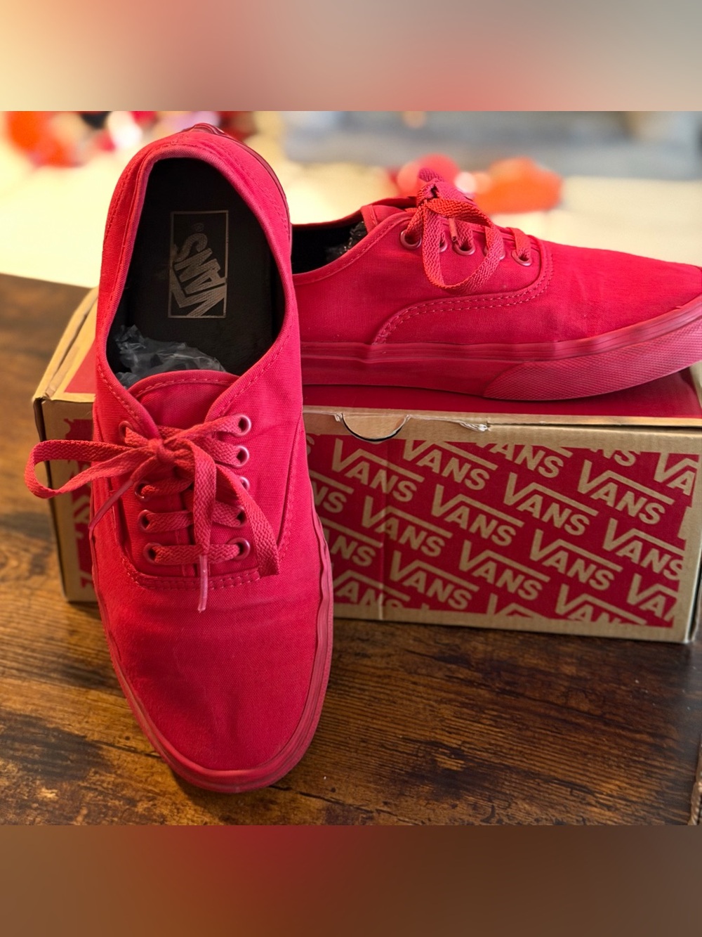 Triple Red Low-Top Skate Shoes Women 10.5/Men 9.0 Vans Unisex Authentic